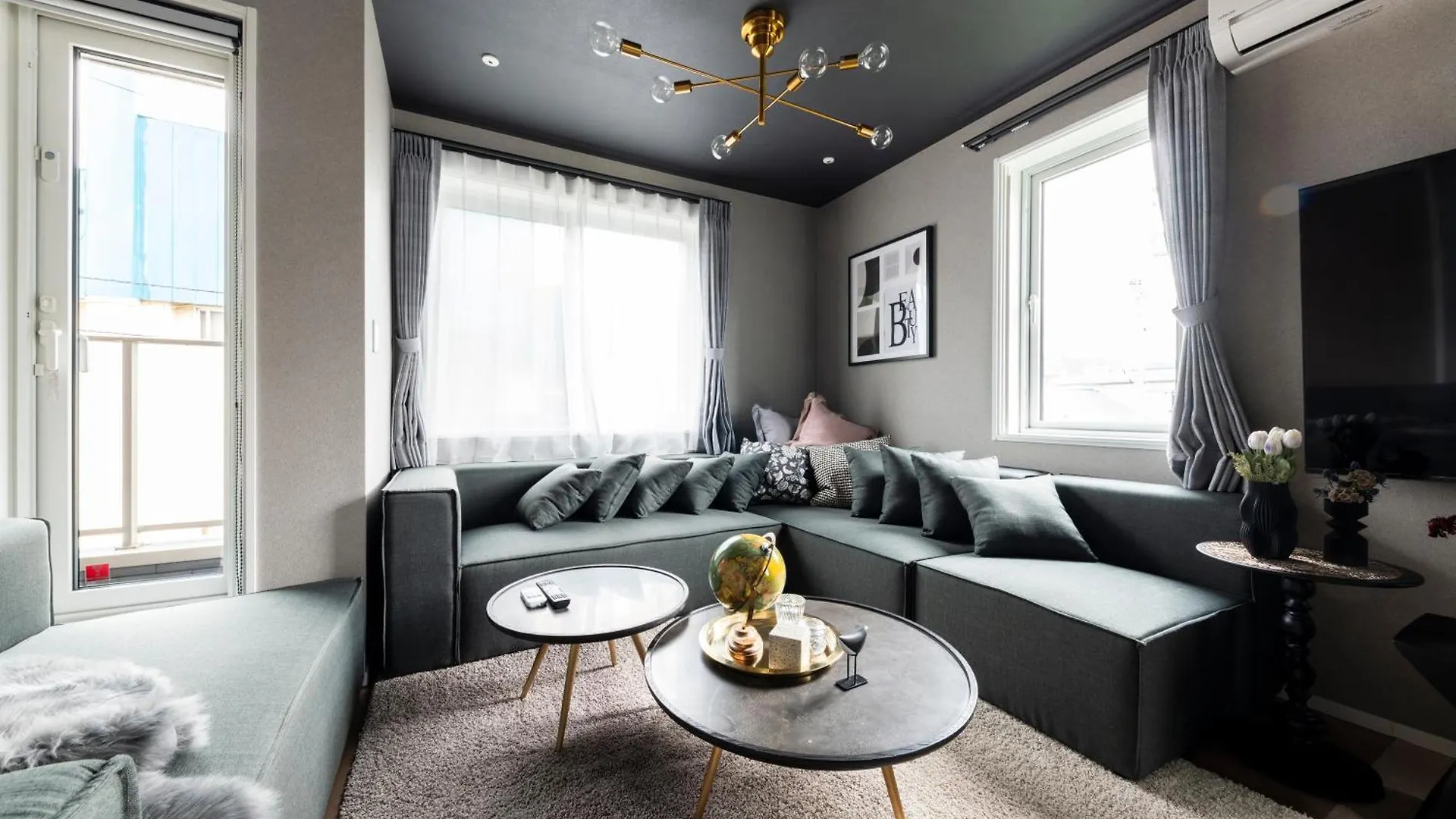 The Obsidian Apartment Minamijuichijo Japan
