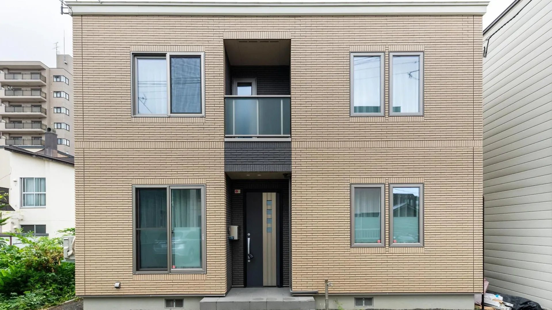 The Obsidian Apartment Minamijuichijo