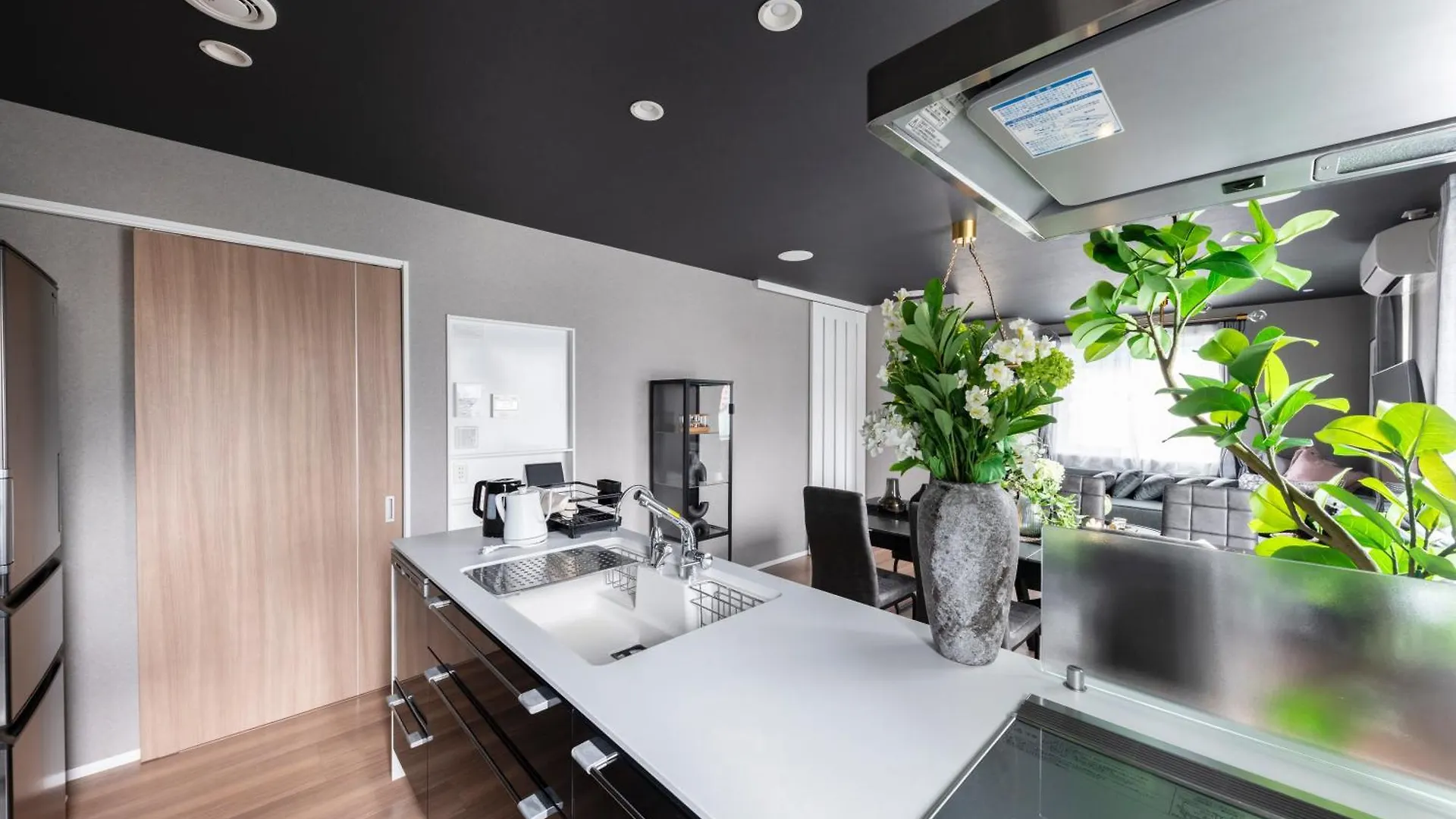 The Obsidian Apartment Minamijuichijo Japan
