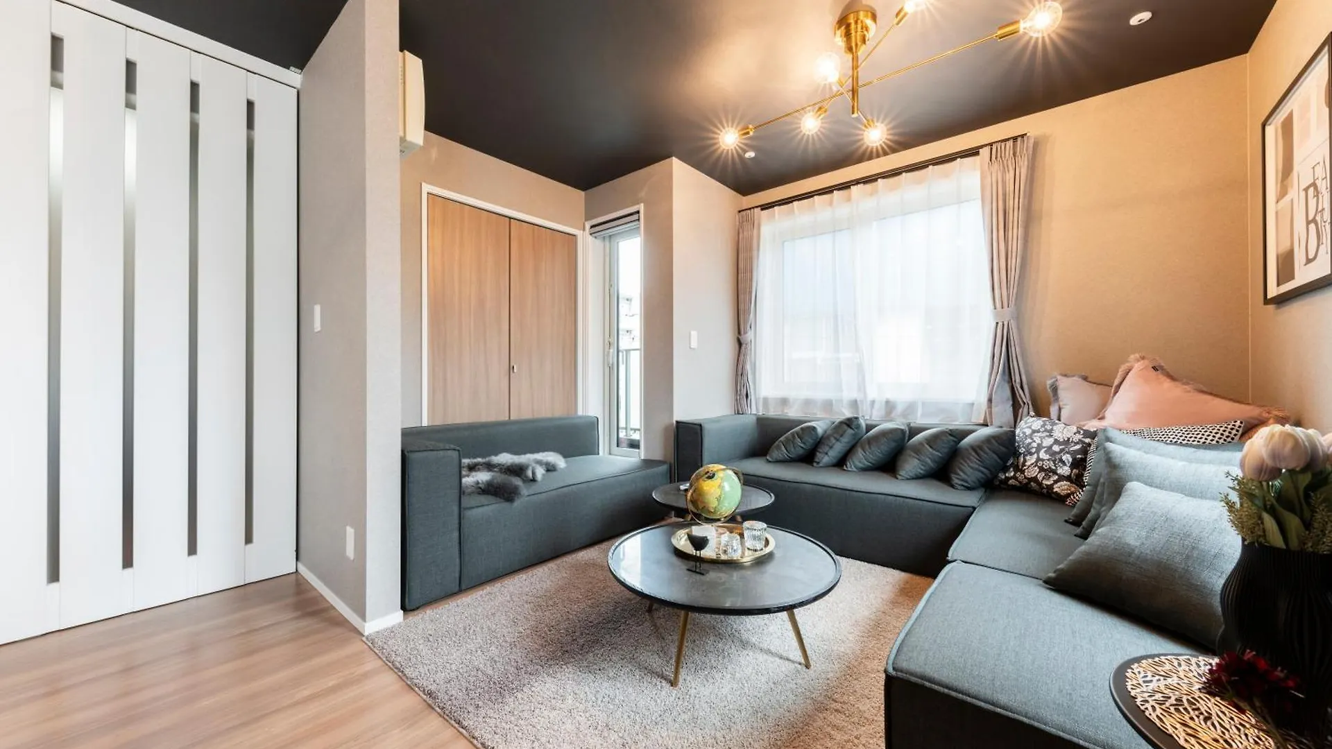 The Obsidian Apartment Minamijuichijo