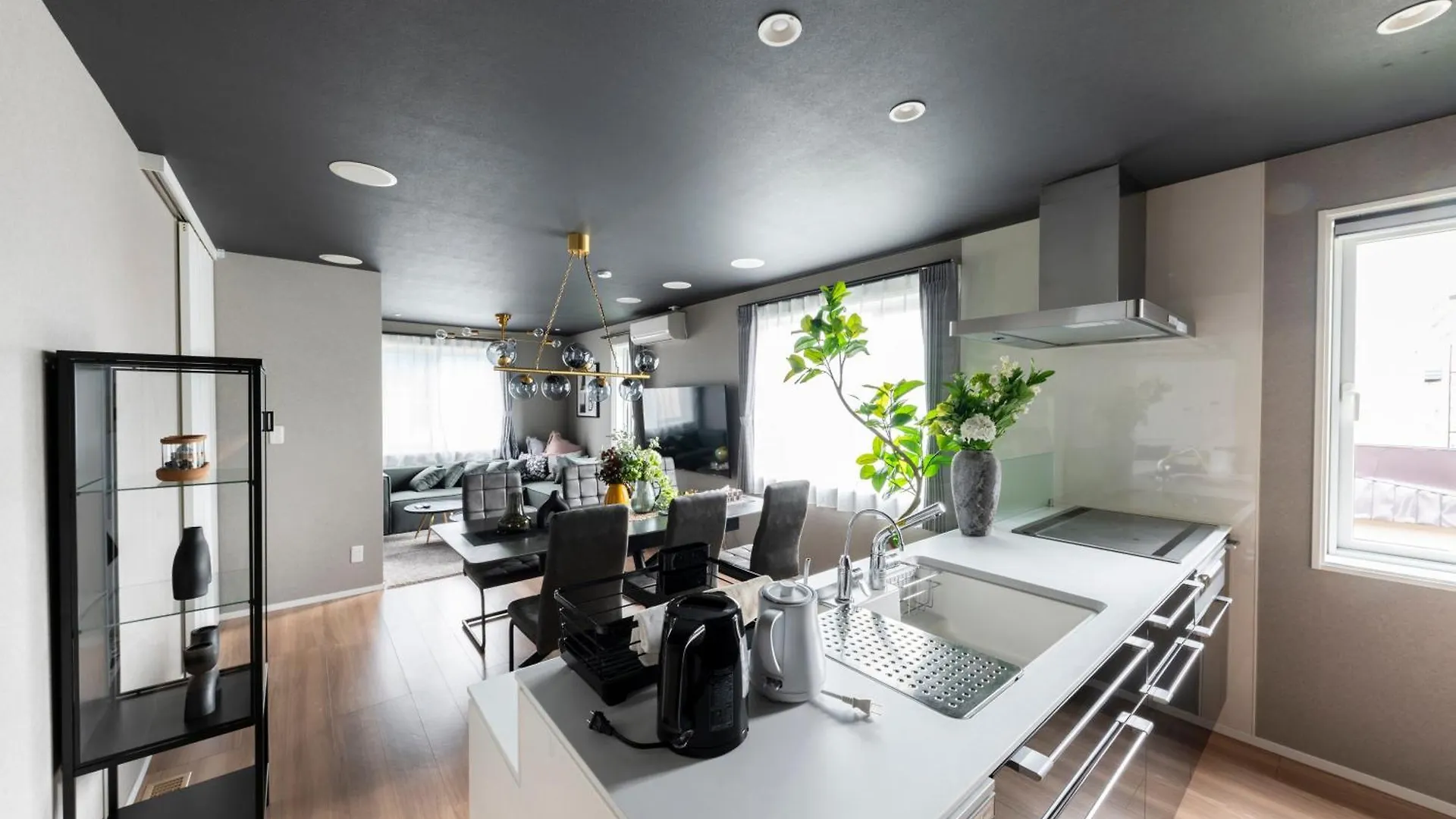 The Obsidian Apartment Minamijuichijo 0*,  Japan