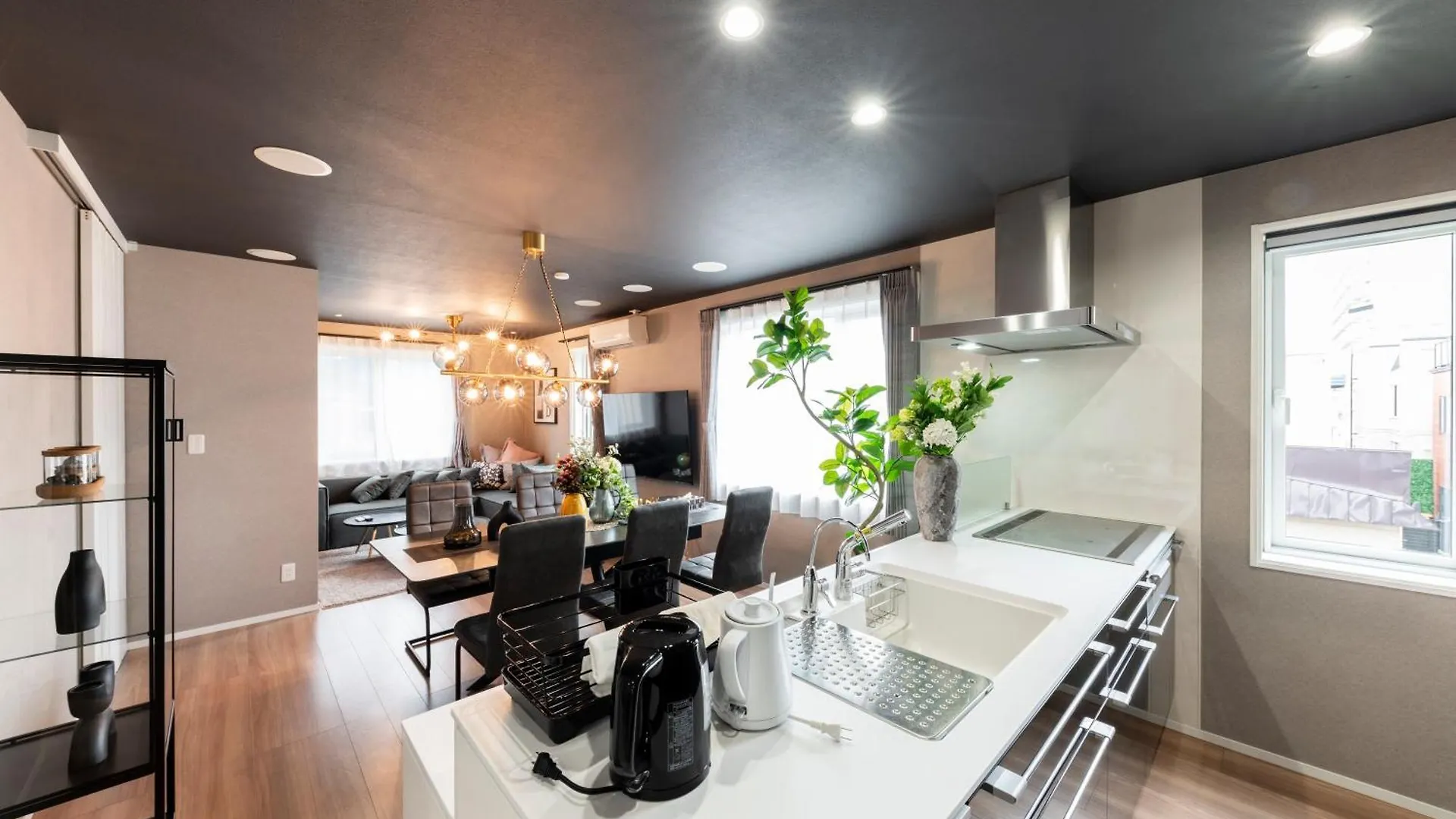 The Obsidian Apartment Minamijuichijo